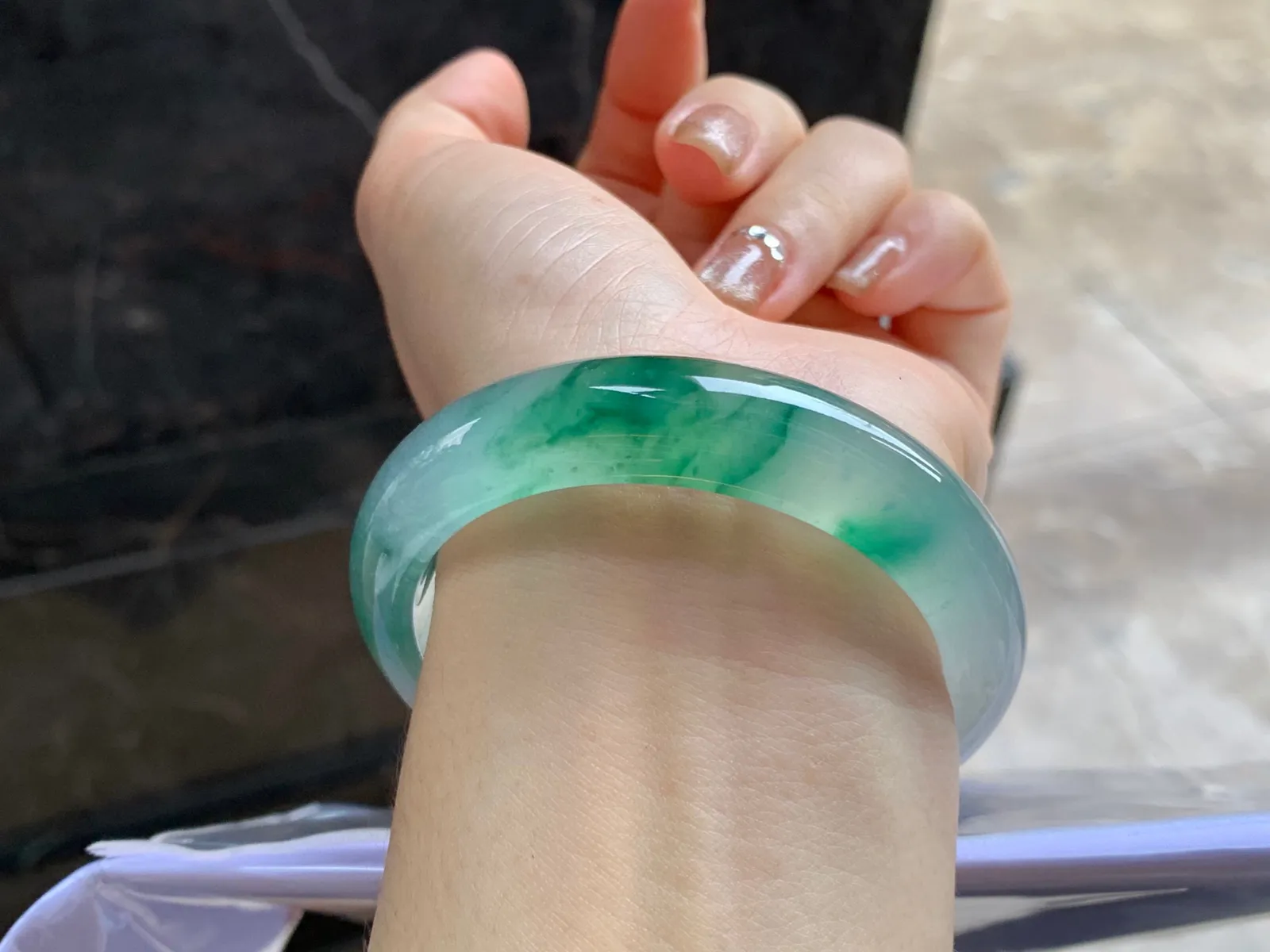 冰种飘绿花手镯
尺寸：53.2-13.5-8.5mm
种老肉细～很漂亮的料子