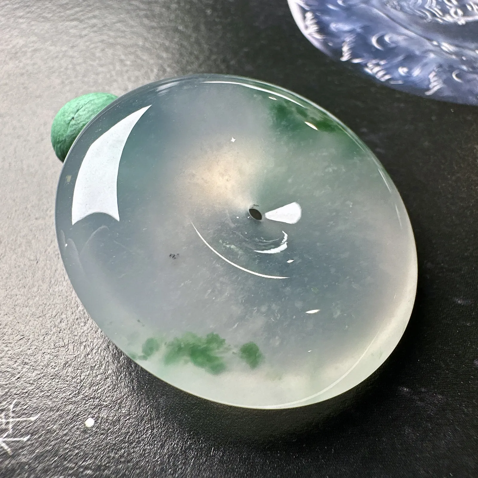 【冰种飘绿平安扣】草绿色泽，质地非常细腻，冰润十足，种老冰透，荧光闪耀