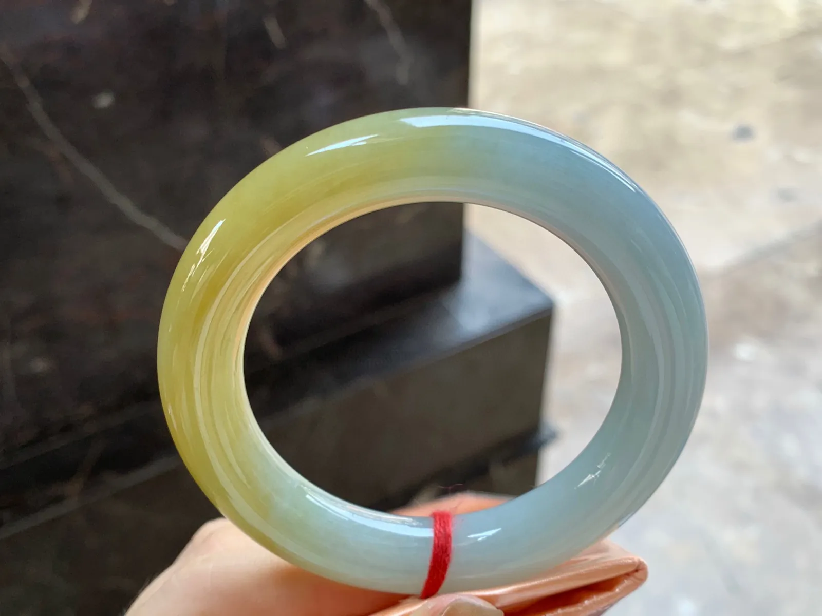 黄翡圆条手镯
尺寸：54.6-11.7mm
料子细腻水润～小清新上手好看