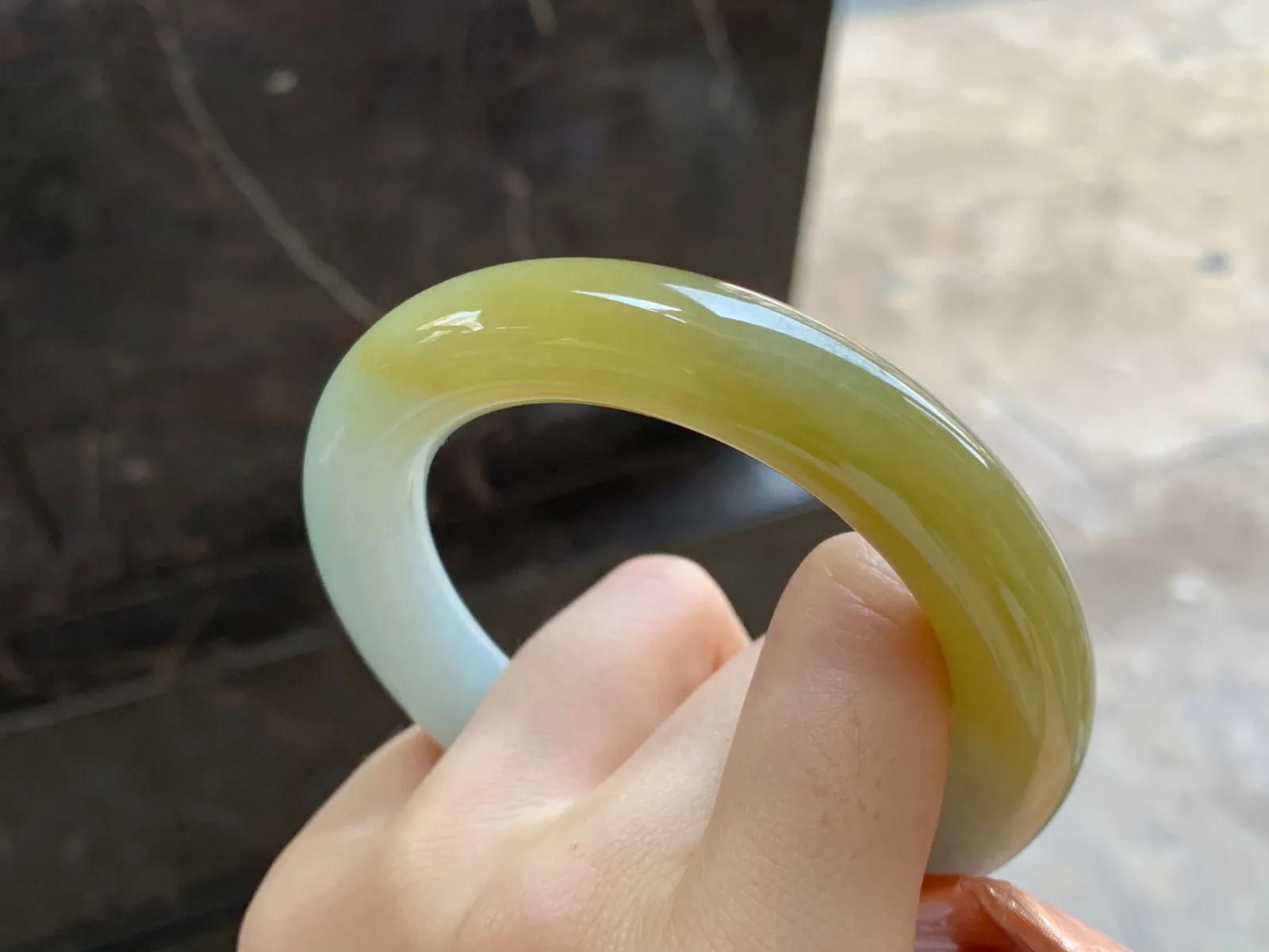 黄翡圆条手镯
尺寸：54.6-11.7mm
料子细腻水润～小清新上手好看