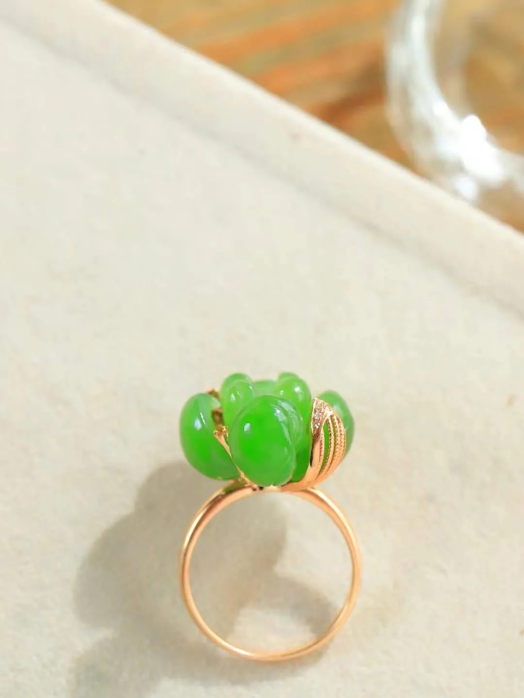 （金镶玉.荷韵.戒指）

精品和田玉碧玉18k金镶嵌荷韵戒指，玉质细腻温润，油润感十足，心似莲花开，风华可绝代，醉卧清 风中里，翩翩入梦来。荷花悄然绽放，气韵传神  重7.2克   尺寸18-22.5-19mm   97651799A