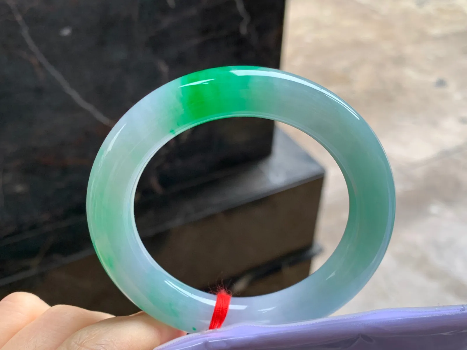 阳绿色圆条手镯
尺寸：56.4-11.6mm
底子细腻干净～绿色浓郁