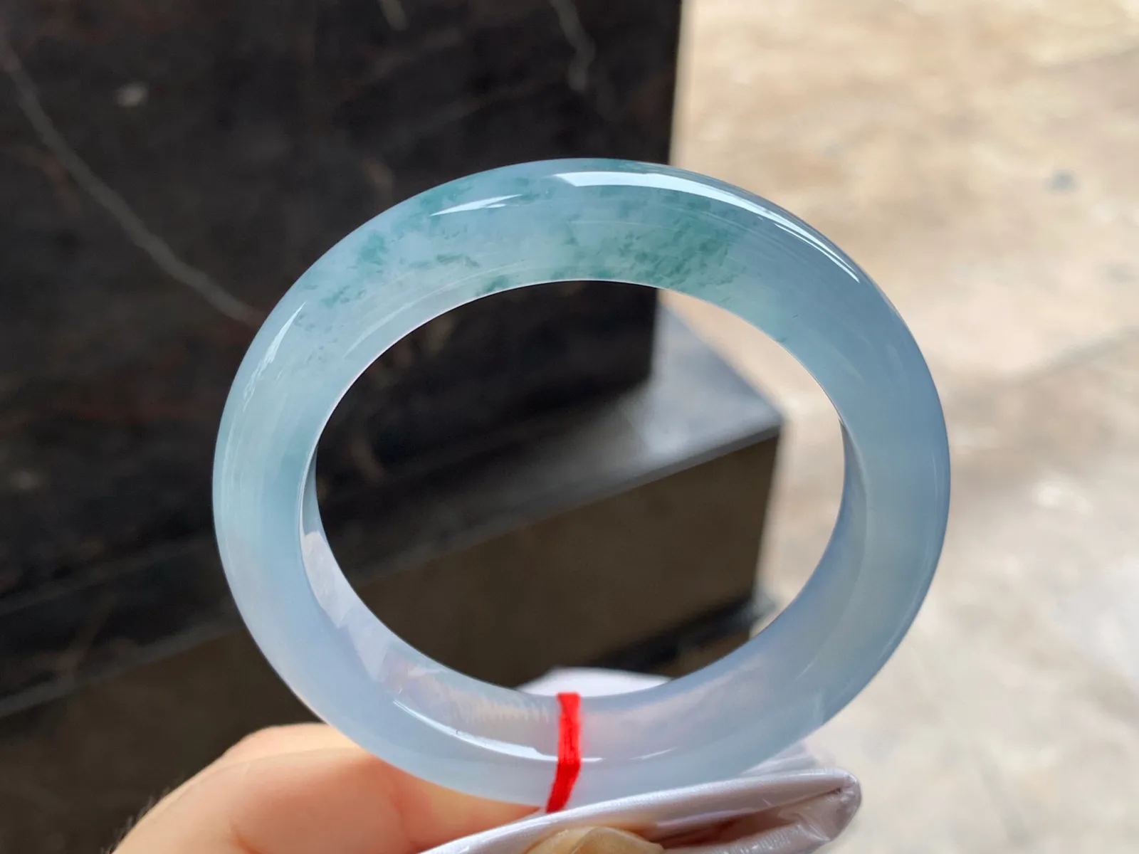 冰种紫底飘花手镯
尺寸：54.6-12.1-9.5mm
种老肉细～胶胶润润的料子