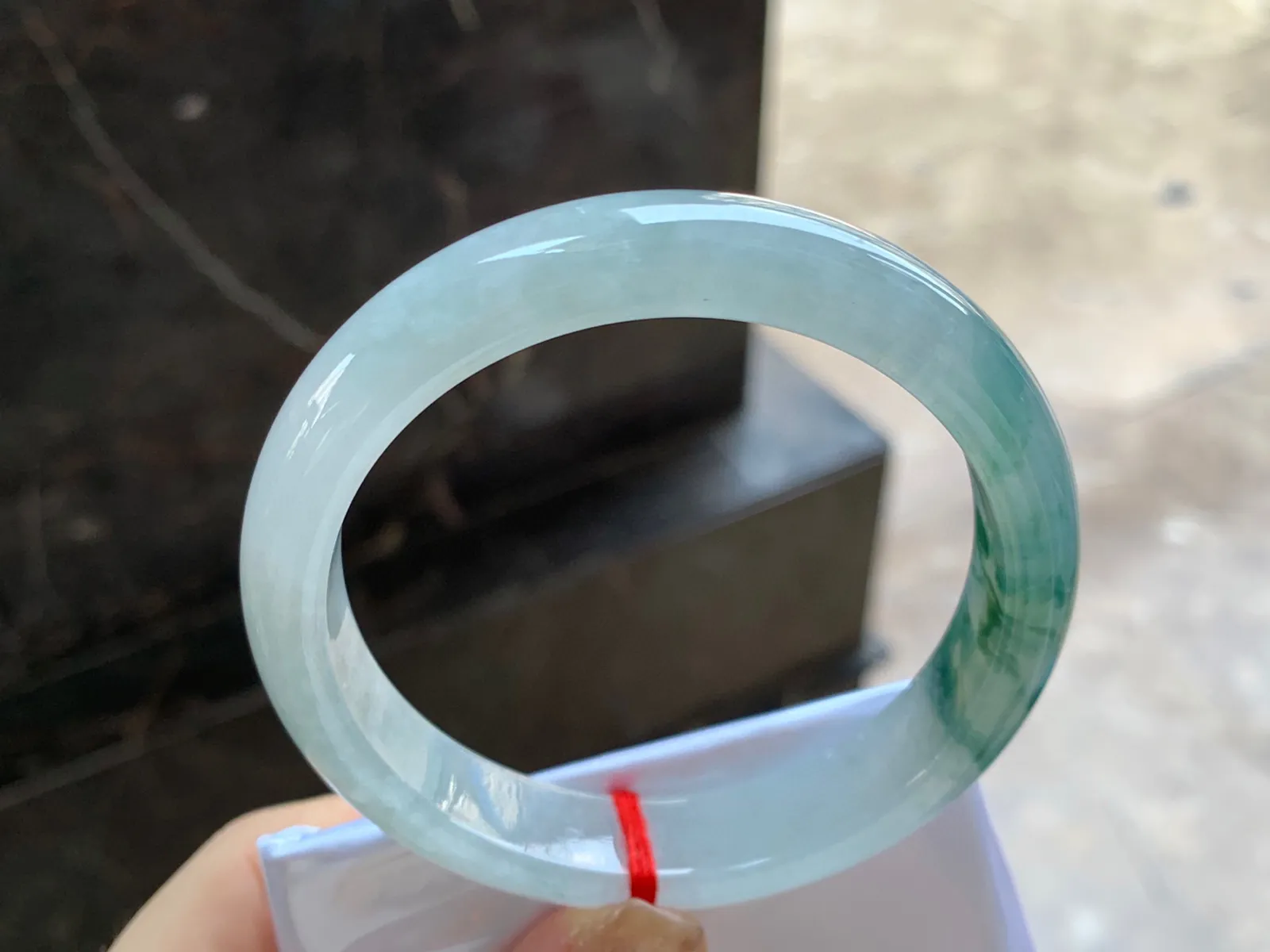 飘花手镯
尺寸：59.2-12.5-7.8mm
种水好 大圈口 飘花点缀