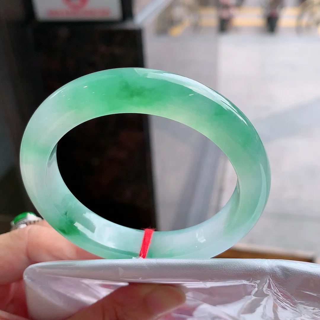 正圈冰玻阳绿 无瑕 尺寸:54.5/12.1/9.2 种色俱佳️️