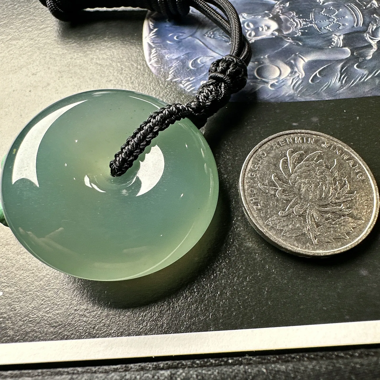 【冰种平安扣】晴绿，很厚装，质地非常细腻，冰润十足，种老冰透，荧光闪耀