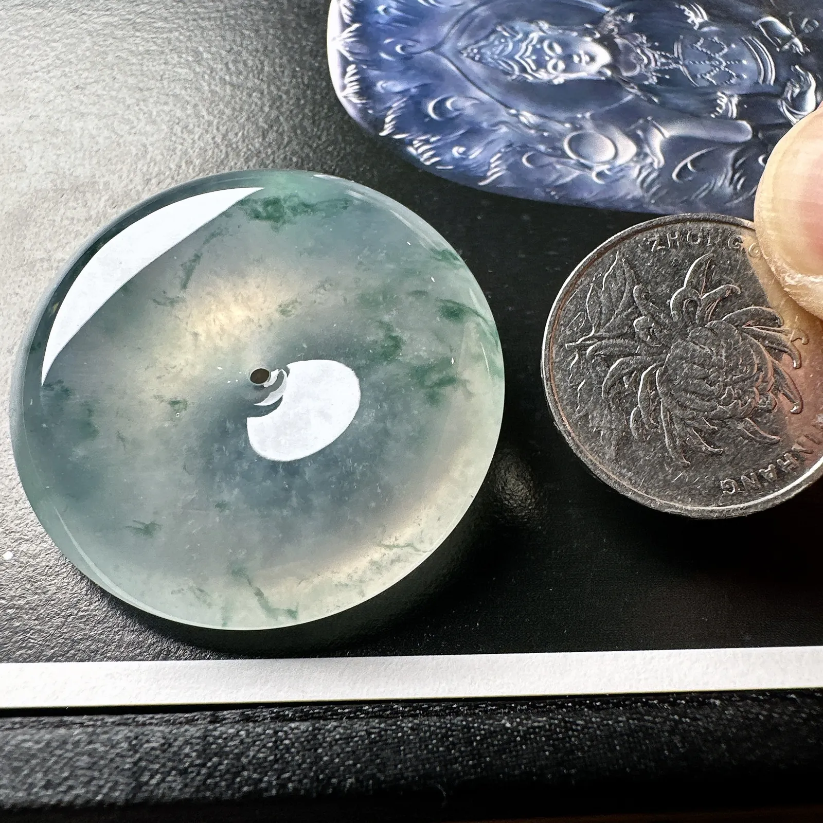 【冰种飘花平安扣】厚装，质地非常细腻，冰润十足，种老冰透，荧光闪耀。
