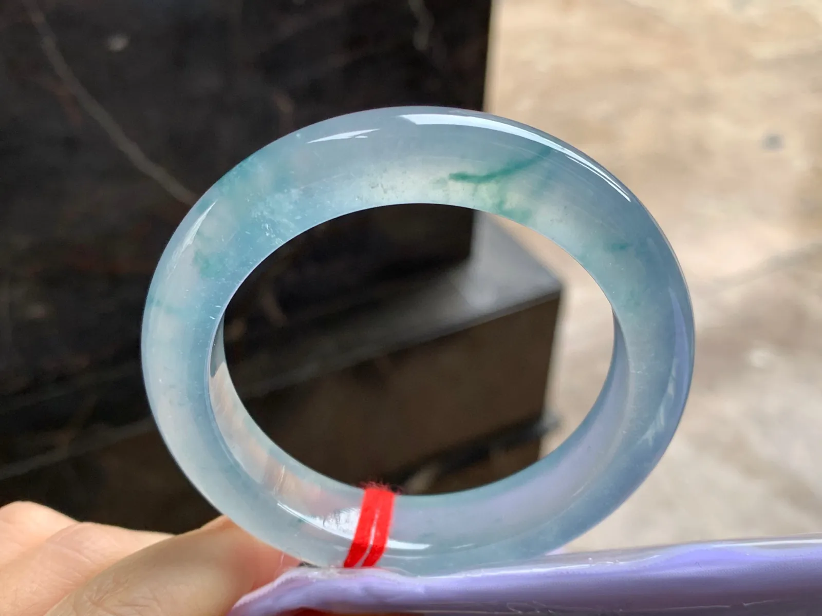 高冰种飘花手镯
尺寸：55.6-13-10.2mm
整圈冰透起荧光建议看现货 360度无死角～
