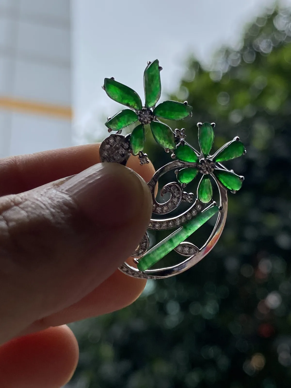 推荐【冰绿花开富贵】吊坠胸针两用，无纹裂，水润冰透，无纹裂，细腻，阳绿，37.7*24.6*8.5，随形取一7.3*3.1*2.3