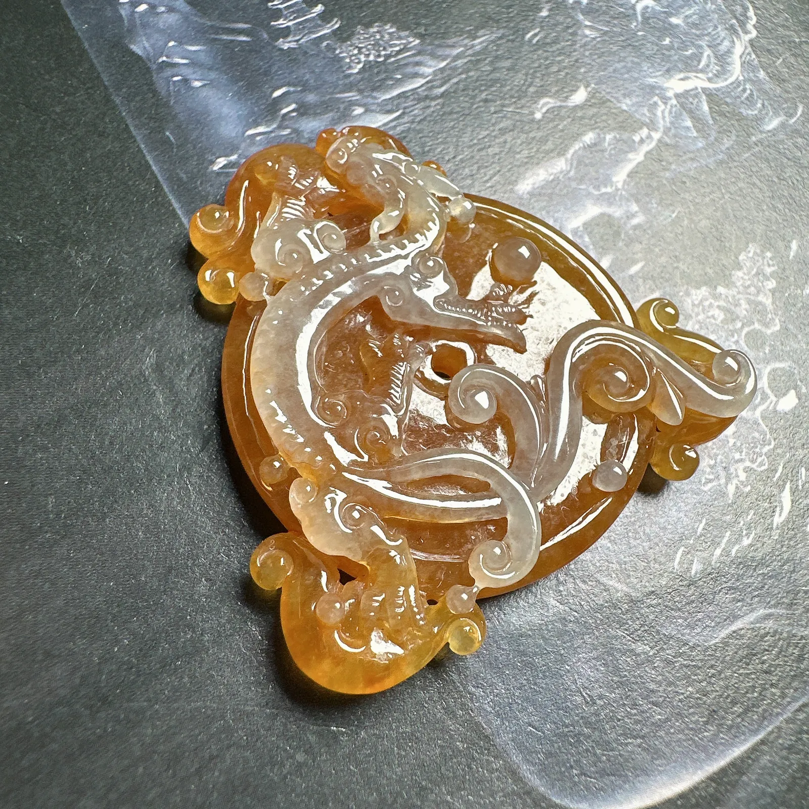 【仿古龙】冰黄特色仿古龙牌，质地细腻冰润，通透感明显，雕刻精致，仿古螭龙，品质很高。