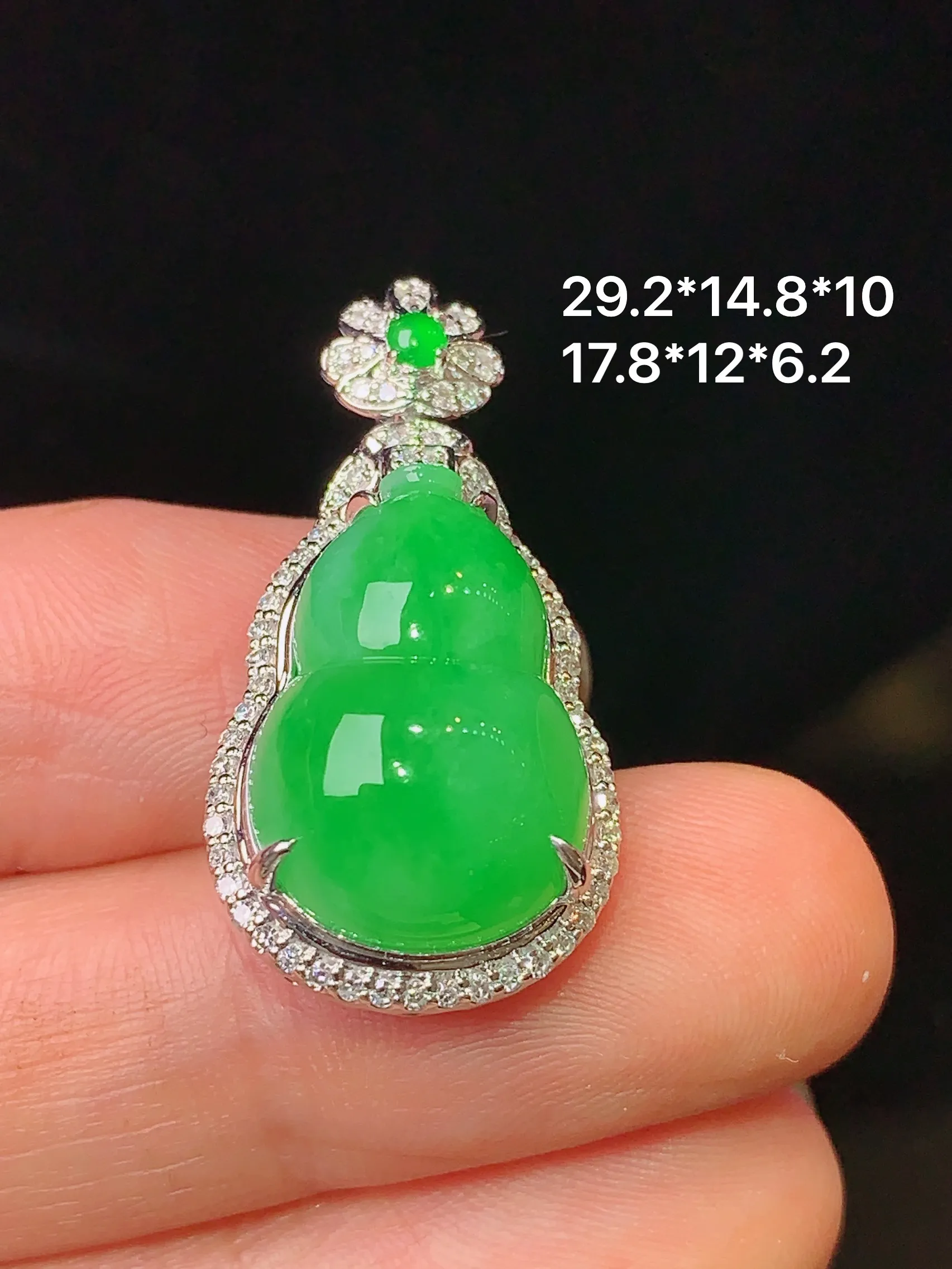 18k金钻镶嵌翠绿葫芦吊坠 玉质细腻 色泽艳丽 整体尺寸29.2*14.8*10