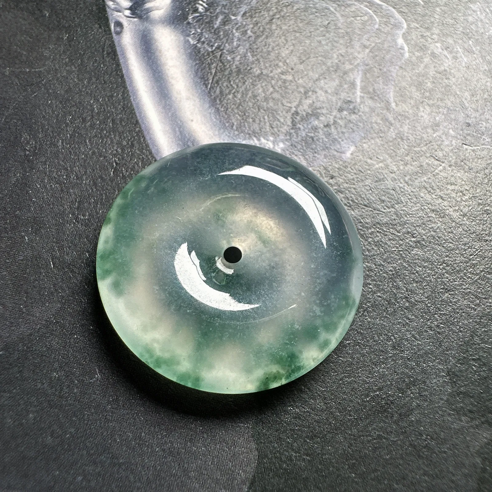 【冰扣】冰飘蓝花平安扣，起光的料子，晶莹剔透，光感强烈，通透感很好，底子干净，推荐入手一试。