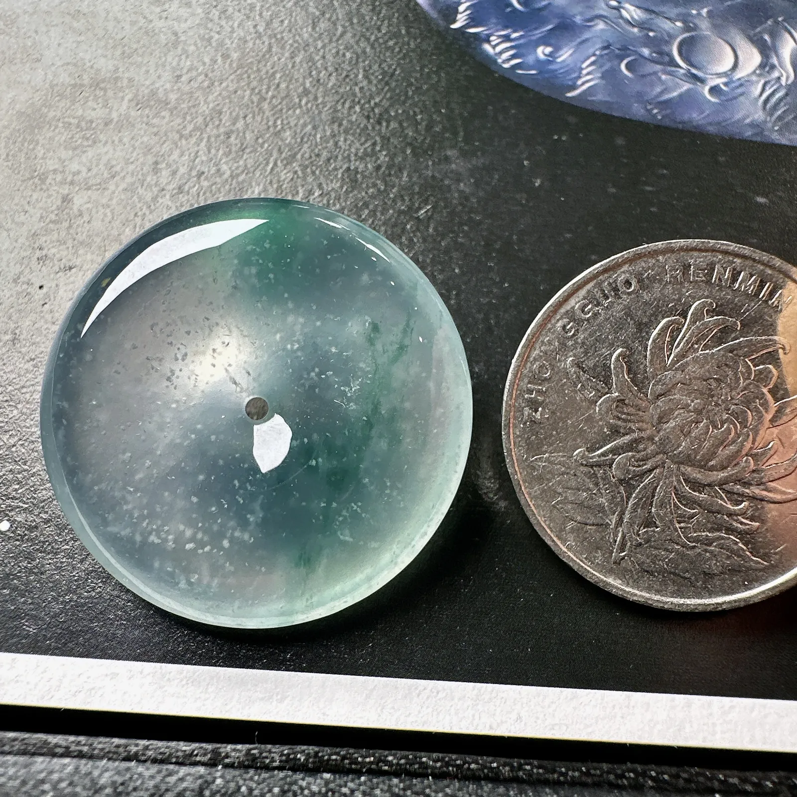 【冰种飘花平安扣】木那雪花棉，质地非常细腻，冰润十足，种老冰透，荧光闪耀
