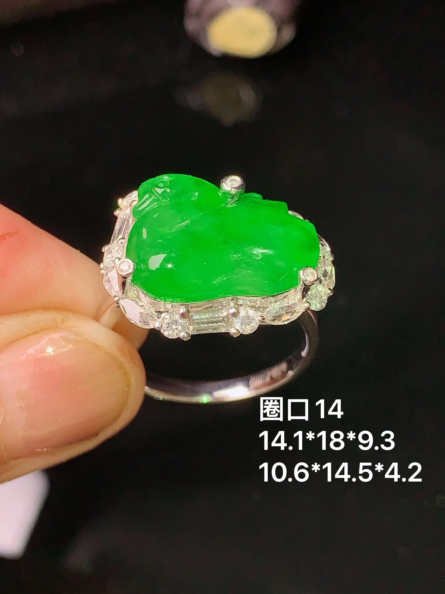18k金钻镶嵌满绿天鹅戒指 玉质细腻 色泽艳丽 圈口14 整体尺寸14.1*18*9.3