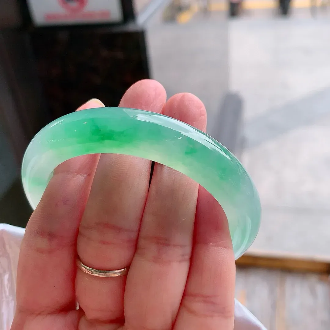 正圈冰玻阳绿 无瑕 尺寸:54.5/12.1/9.2 种色俱佳️️