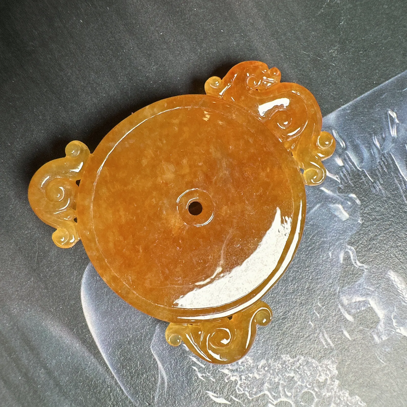 【仿古龙】冰黄特色仿古龙牌，质地细腻冰润，通透感明显，雕刻精致，仿古螭龙，品质很高。