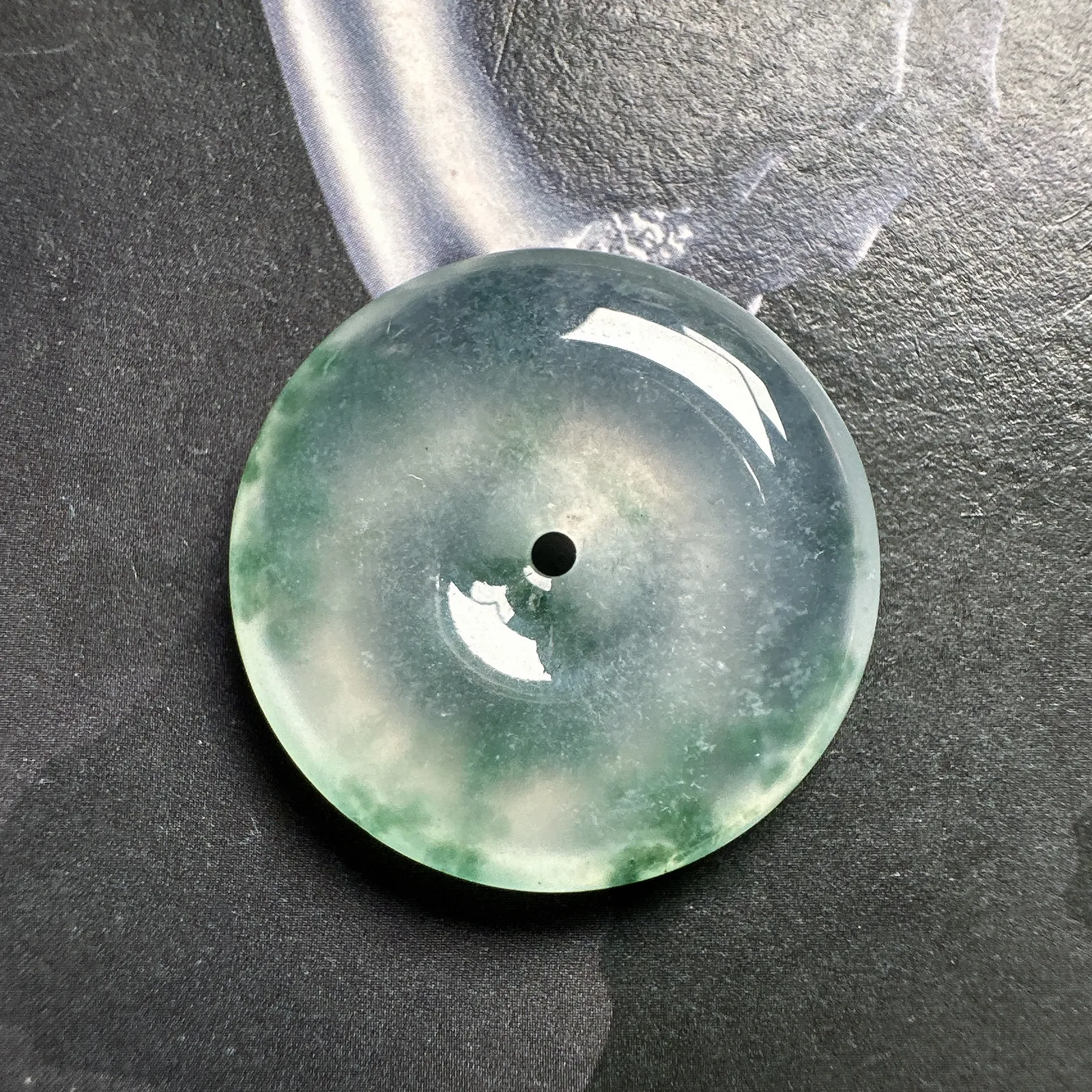 【冰扣】冰飘蓝花平安扣，起光的料子，晶莹剔透，光感强烈，通透感很好，底子干净，推荐入手一试。