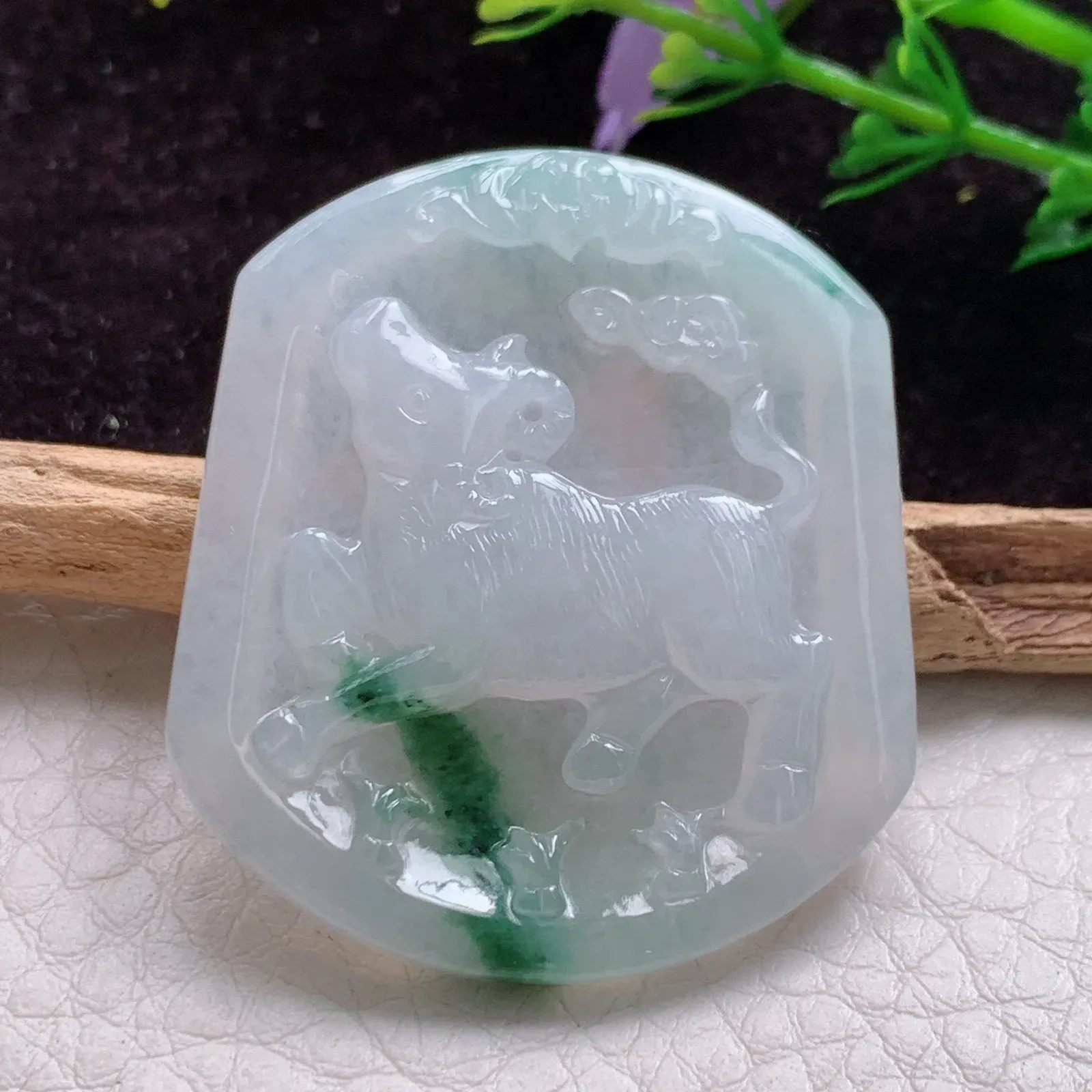 yn实拍40*35*5老坑精雕冰胶飘花扭转乾坤 生肖牛玉吊坠 玉挂件