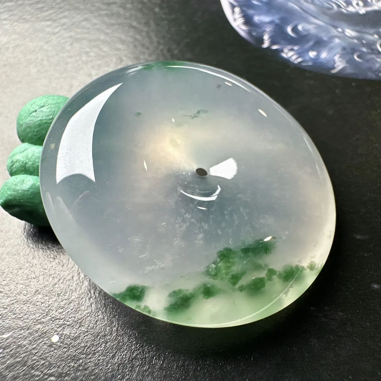 【冰种飘绿平安扣】草绿色泽，质地非常细腻，冰润十足，种老冰透，荧光闪耀