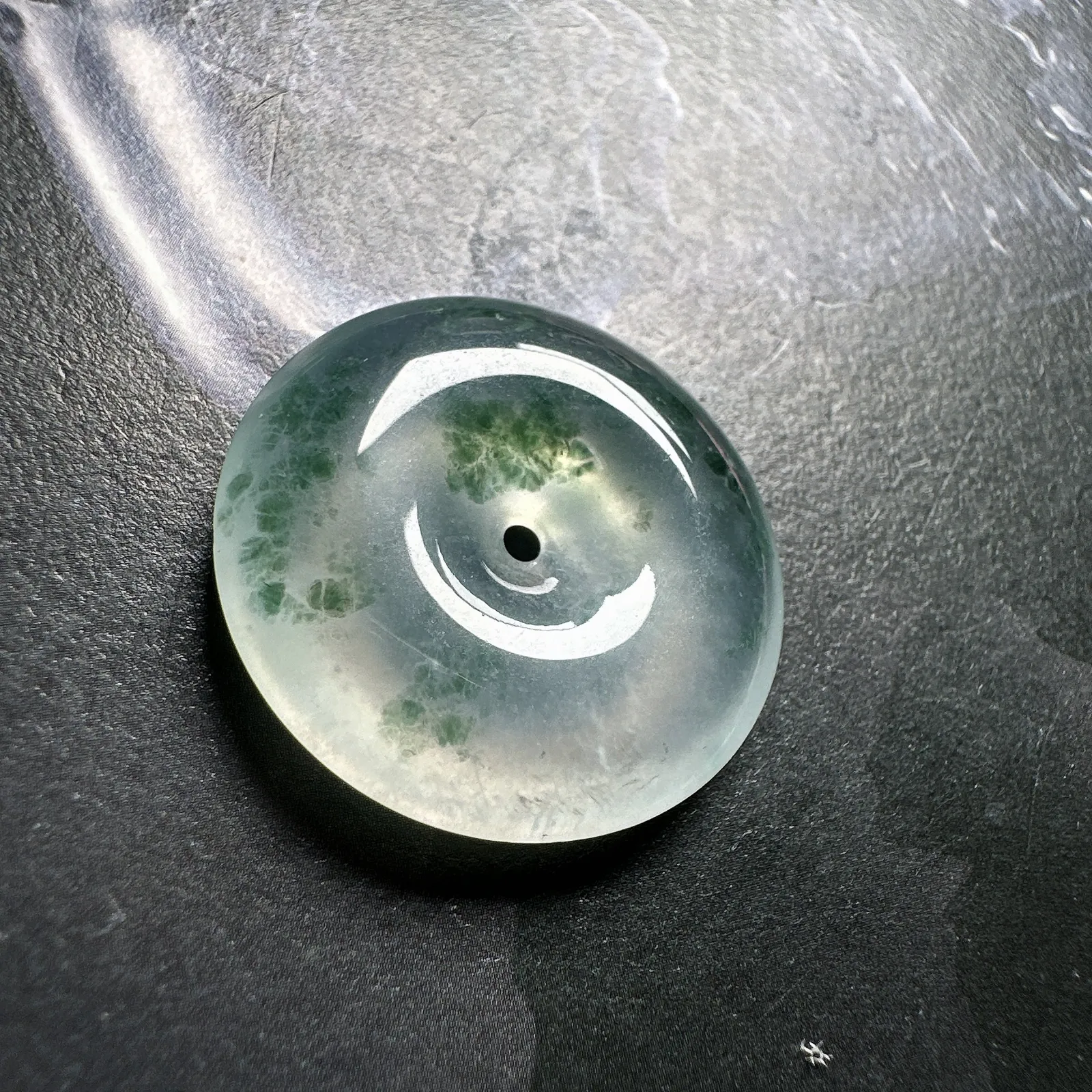 【冰扣】冰飘蓝花平安扣，起光的料子，晶莹剔透，光感强烈，通透感很好，底子干净，推荐入手一试。