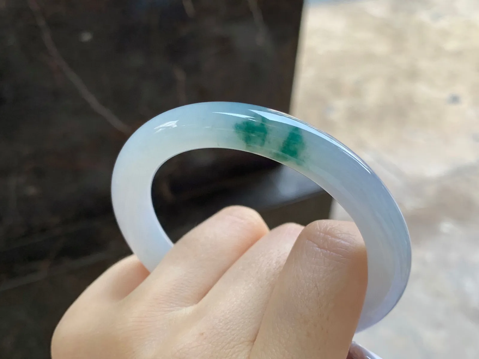 飘花圆条手镯
尺寸：53.5-8.5mm
肉质细腻水润～小清新 推荐哦