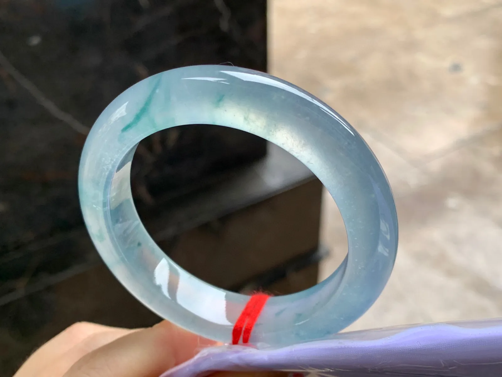 高冰种飘花手镯
尺寸：55.6-13-10.2mm
整圈冰透起荧光建议看现货 360度无死角～