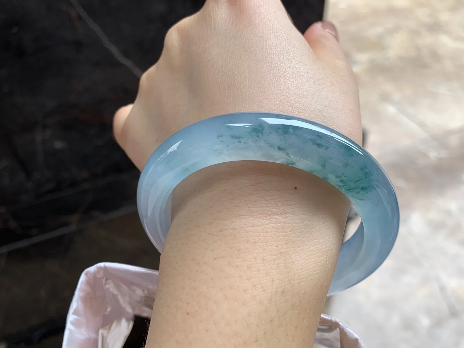 冰种紫底飘花手镯
尺寸：54.6-12.1-9.5mm
种老肉细～胶胶润润的料子
