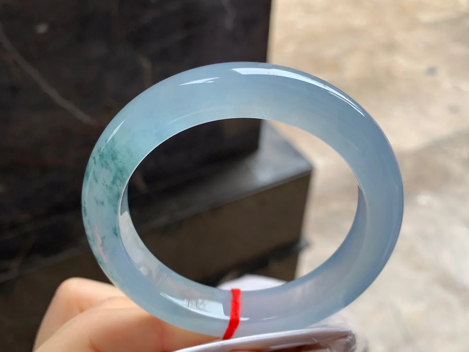 冰种紫底飘花手镯
尺寸：54.6-12.1-9.5mm
种老肉细～胶胶润润的料子