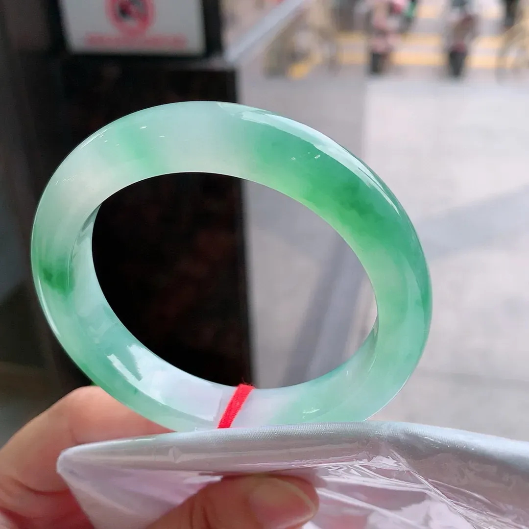 正圈冰玻阳绿 无瑕 尺寸:54.5/12.1/9.2 种色俱佳️️