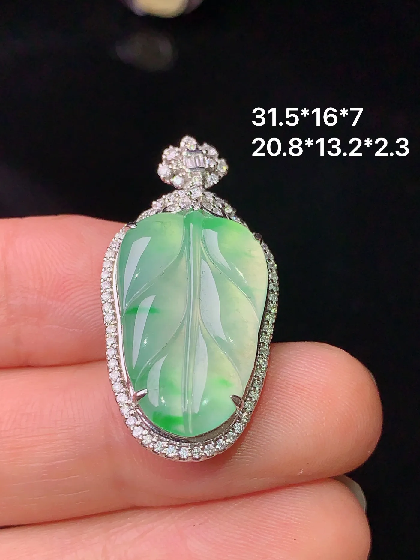 18k金钻镶嵌冰种飘绿树叶吊坠 玉质细腻 色泽艳丽 整体尺寸31.5*16*7