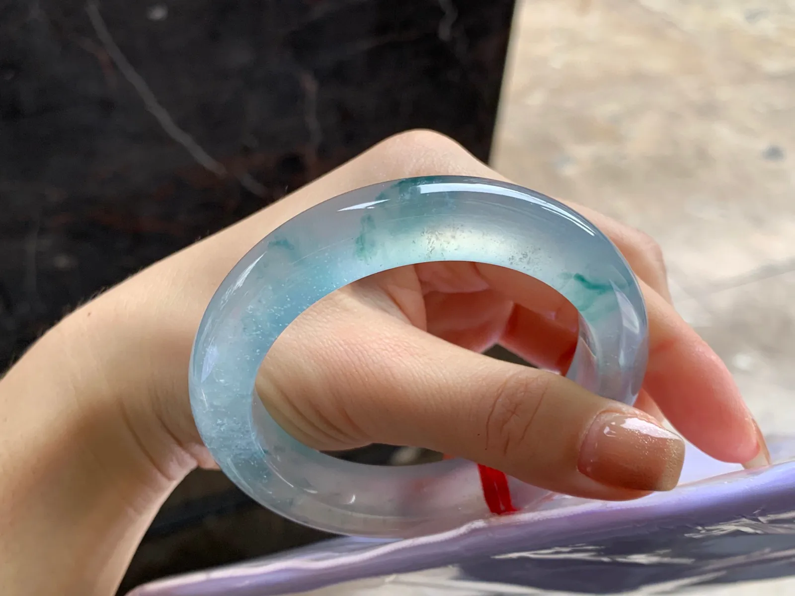 高冰种飘花手镯
尺寸：55.6-13-10.2mm
整圈冰透起荧光建议看现货 360度无死角～