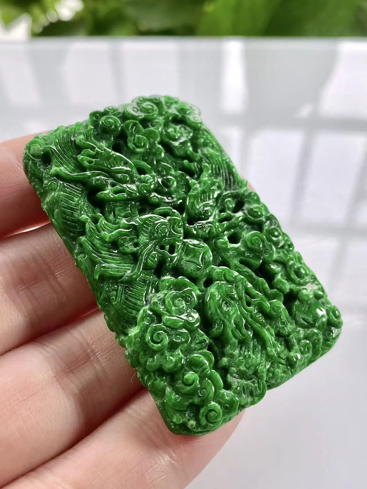 缅甸天然翡翠A货，大师工艺精雕水润满绿辣绿九龙牌吊坠挂件，尺寸：58/37.2/9.2mm重量：46.88g