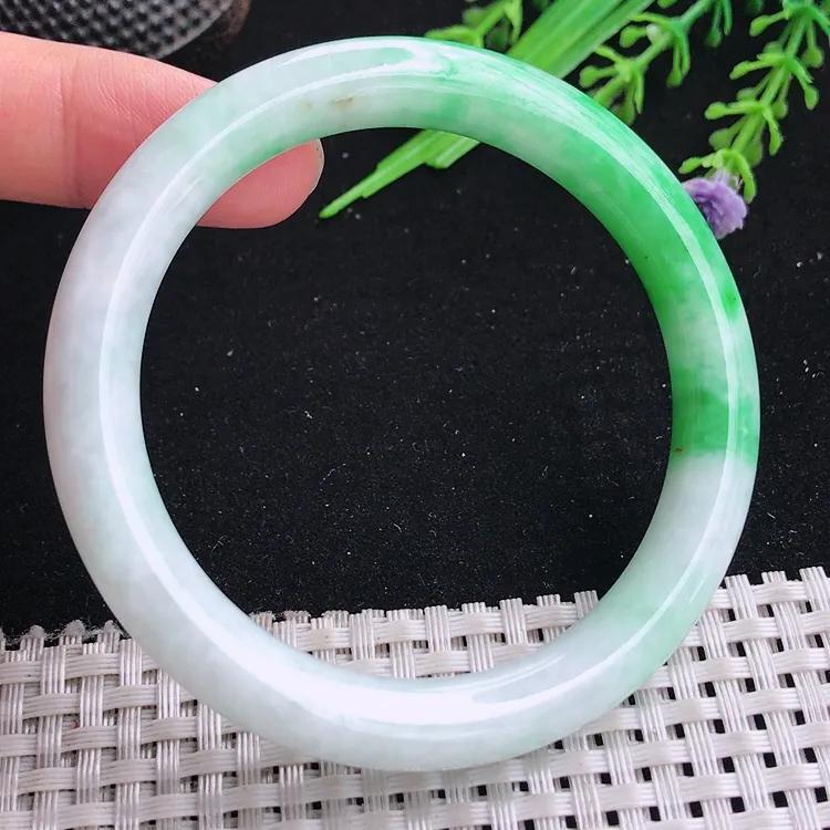 自然光56.5/9.2/8.9老坑精美温润飘阳绿圆条手镯翡翠玉镯美人镯