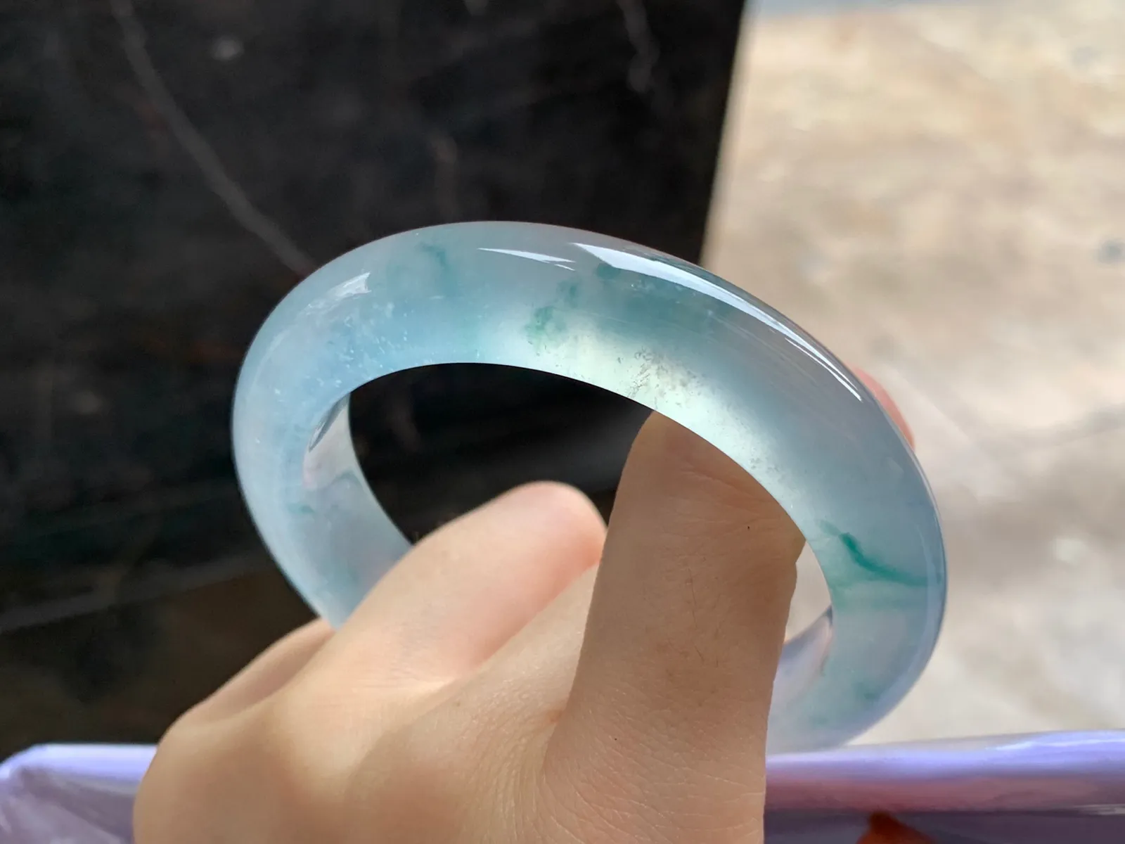 高冰种飘花手镯
尺寸：55.6-13-10.2mm
整圈冰透起荧光建议看现货 360度无死角～