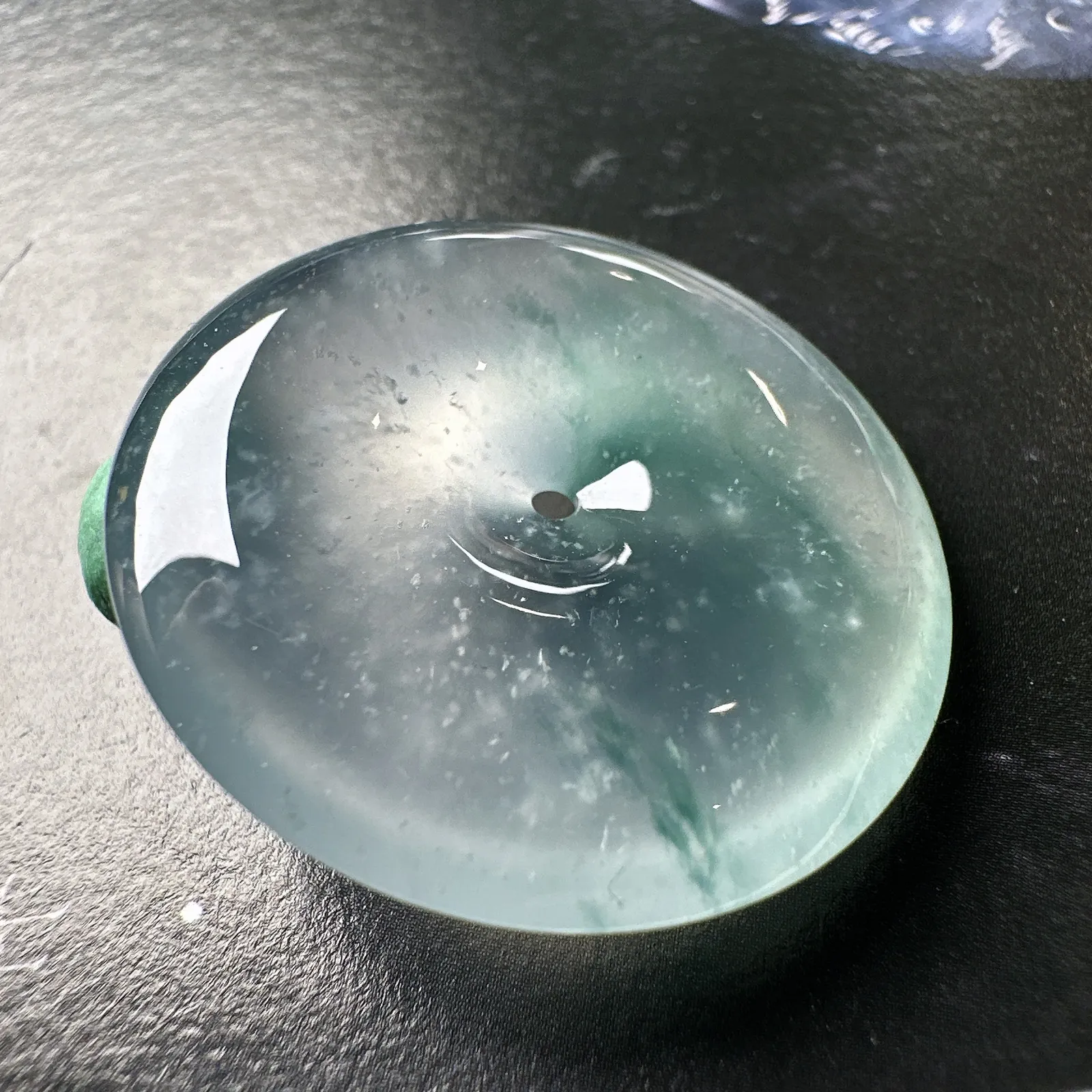 【冰种飘花平安扣】木那雪花棉，质地非常细腻，冰润十足，种老冰透，荧光闪耀