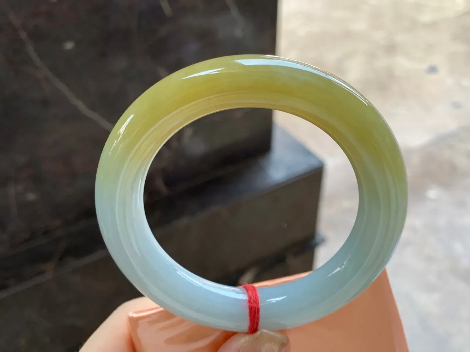 黄翡圆条手镯
尺寸：54.6-11.7mm
料子细腻水润～小清新上手好看