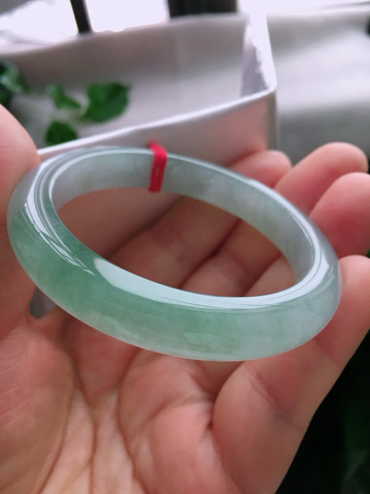 圈口56.1，正圈手镯，玉质冰润，色泽清爽，尺寸56.1-11.1-8mm