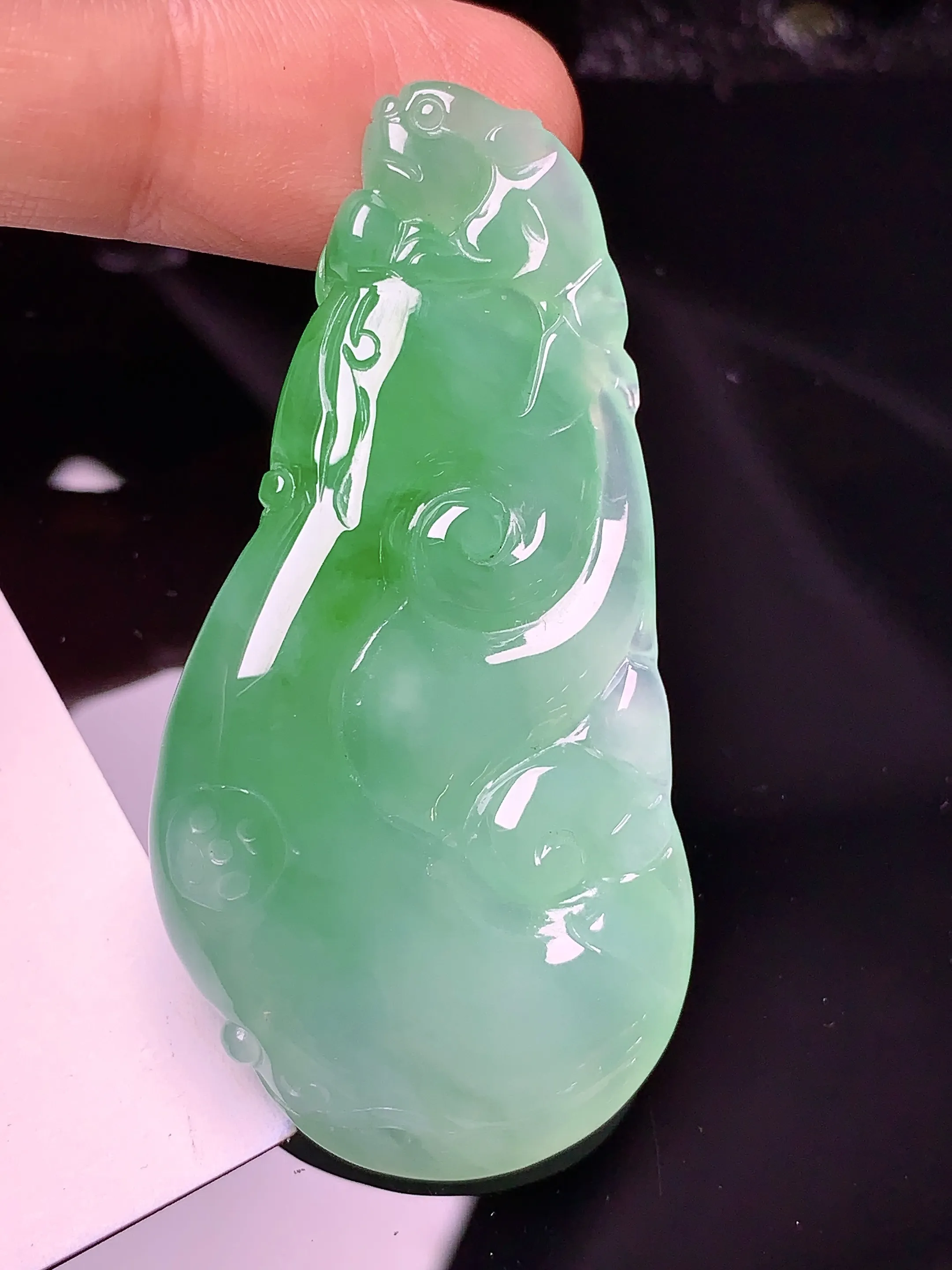 飘绿如意吊坠 玉质细腻 色泽艳丽 整体尺寸52.1*25.6*7.2