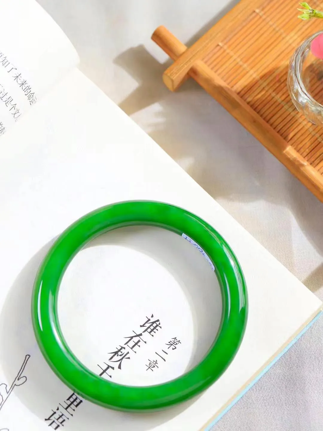 【悠悠芳华.镯】

收藏级臻品和田玉碧玉圆条手镯 玉质温润 青葱岁月，尽收腕中，婉转流畅，凝岁月悠长。盈一眸恬淡，挽一抹绿意。重48.8克 内径60mm尺寸9.6-9.5mm   86601758A
