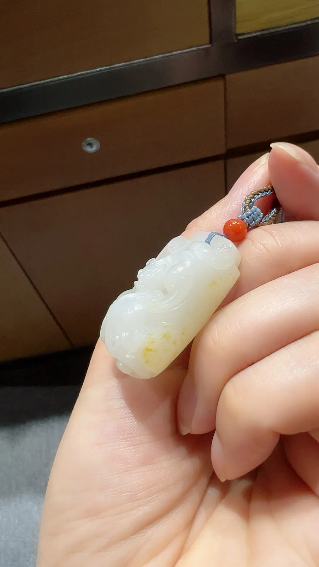 籽料｜黄皮螭龙
精品级 料子细油 工艺好

重17克 尺寸35*20*13.7m m