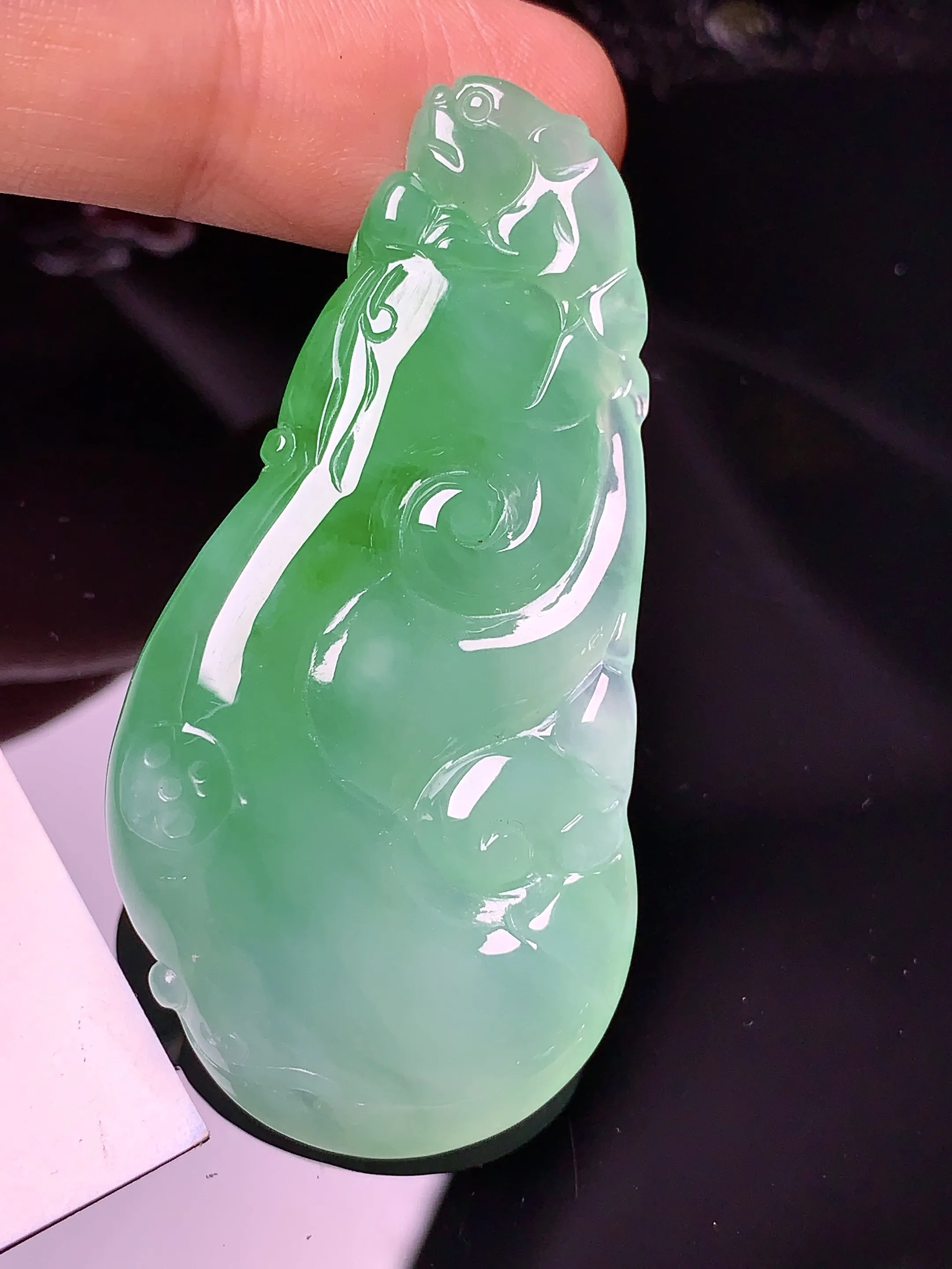 飘绿如意吊坠 玉质细腻 色泽艳丽 整体尺寸52.1*25.6*7.2