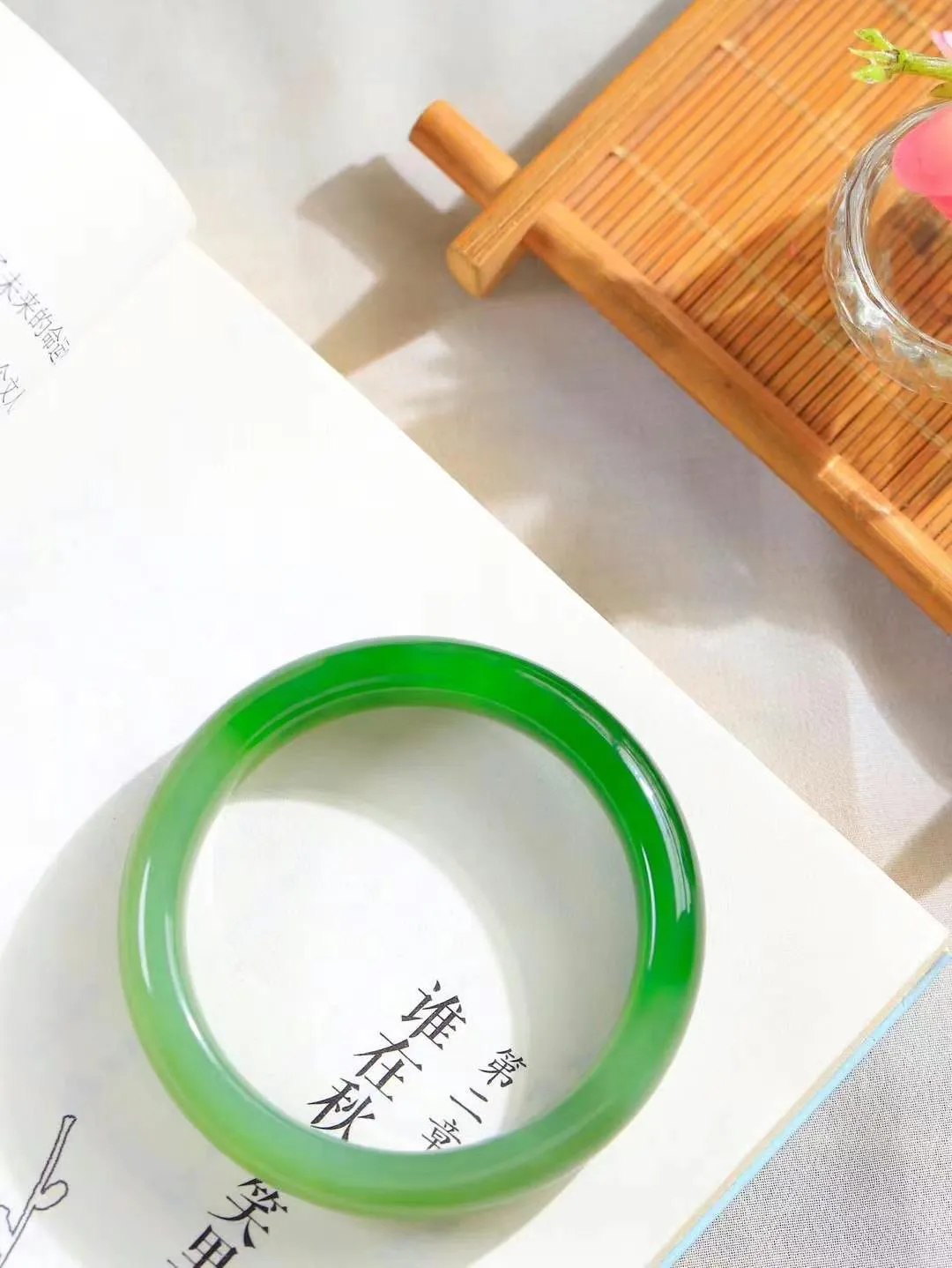 【温润如心.镯】

精品和田玉碧玉手镯，精选上等碧玉料，色泽清透，质地细腻。佩戴它，感受千年玉文化的温润与优雅，愿它为您带来平安与幸福。重51.1克  尺寸54.5-12.5-8.3mm 89601754A