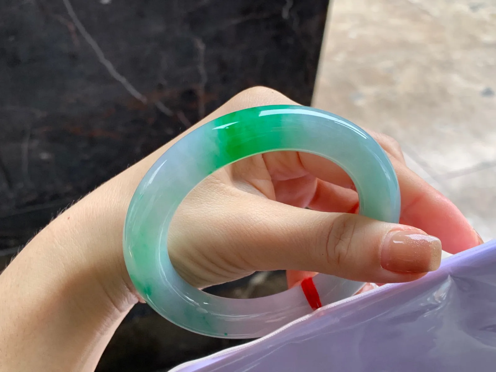 阳绿色圆条手镯
尺寸：56.4-11.6mm
底子细腻干净～绿色浓郁