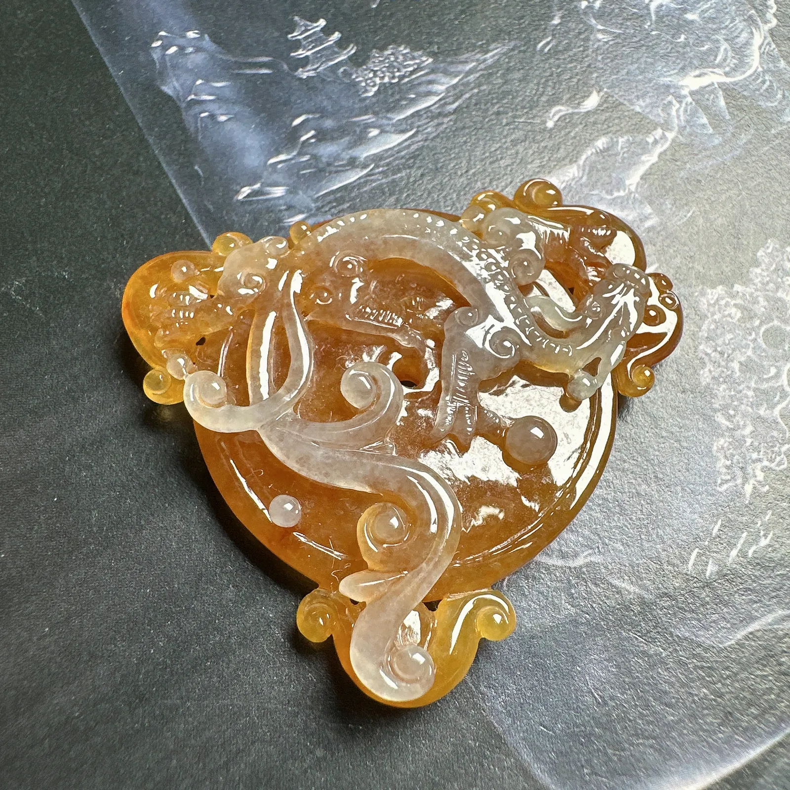 【仿古龙】冰黄特色仿古龙牌，质地细腻冰润，通透感明显，雕刻精致，仿古螭龙，品质很高。