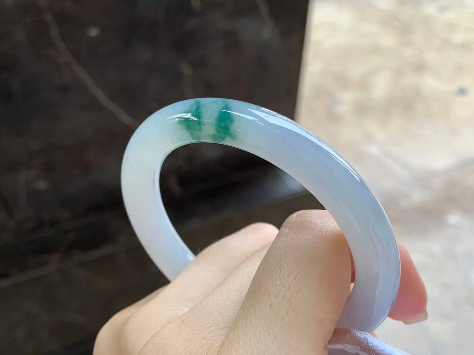 飘花圆条手镯
尺寸：53.5-8.5mm
肉质细腻水润～小清新 推荐哦