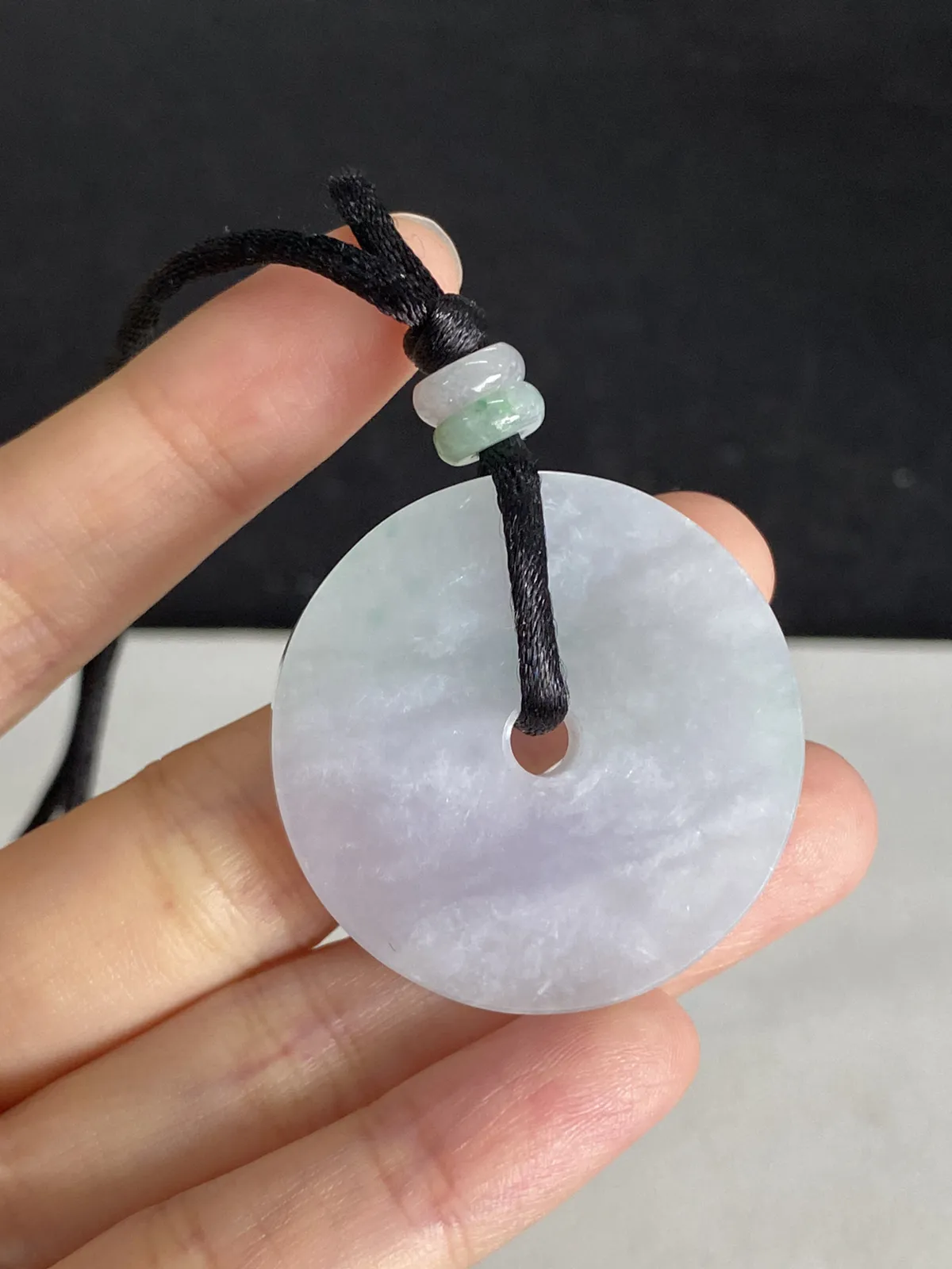 翡翠冰糯种淡绿色平安扣，配珠未测