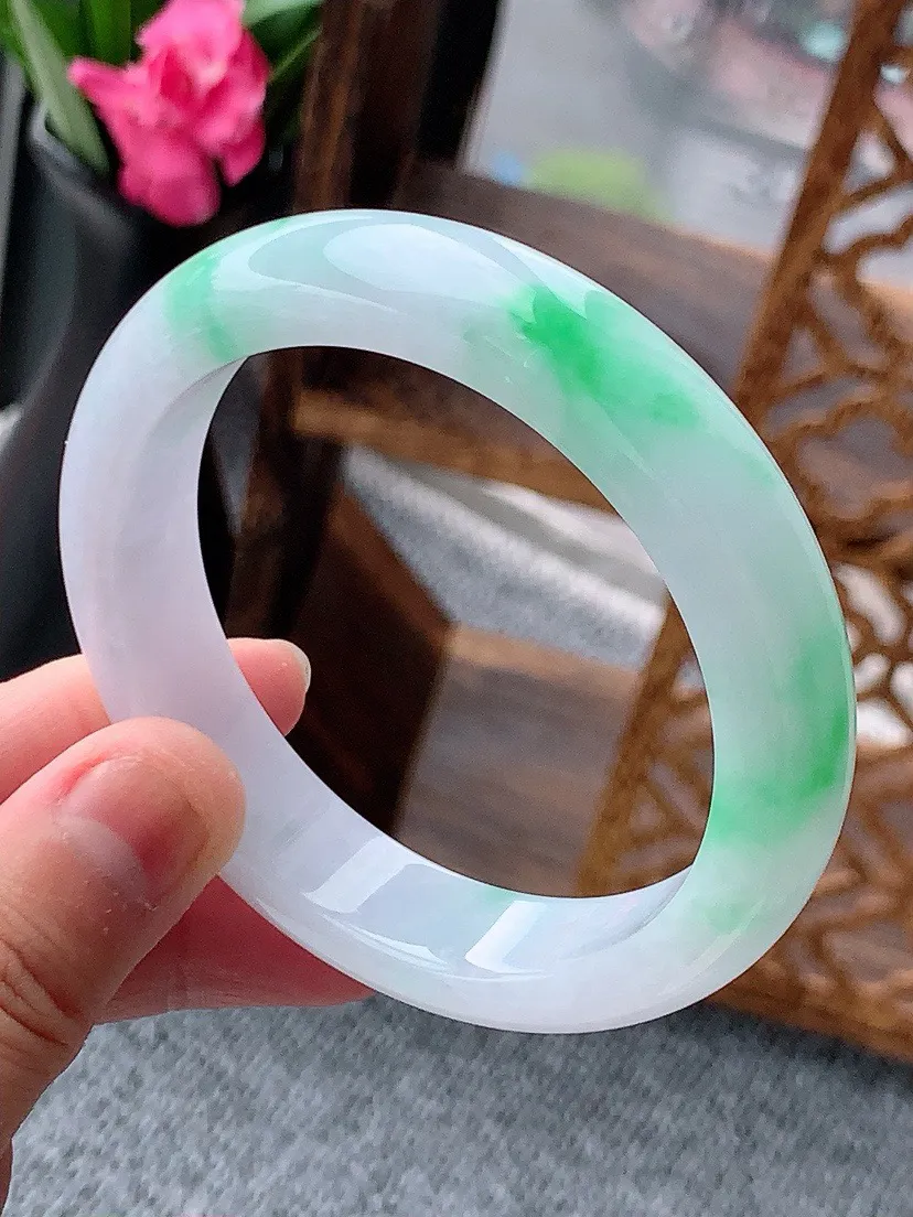 a货翡翠老坑飘绿正装正圈手镯55-56圈口 尺寸55.5×13×8mm 重量59.67g 0615