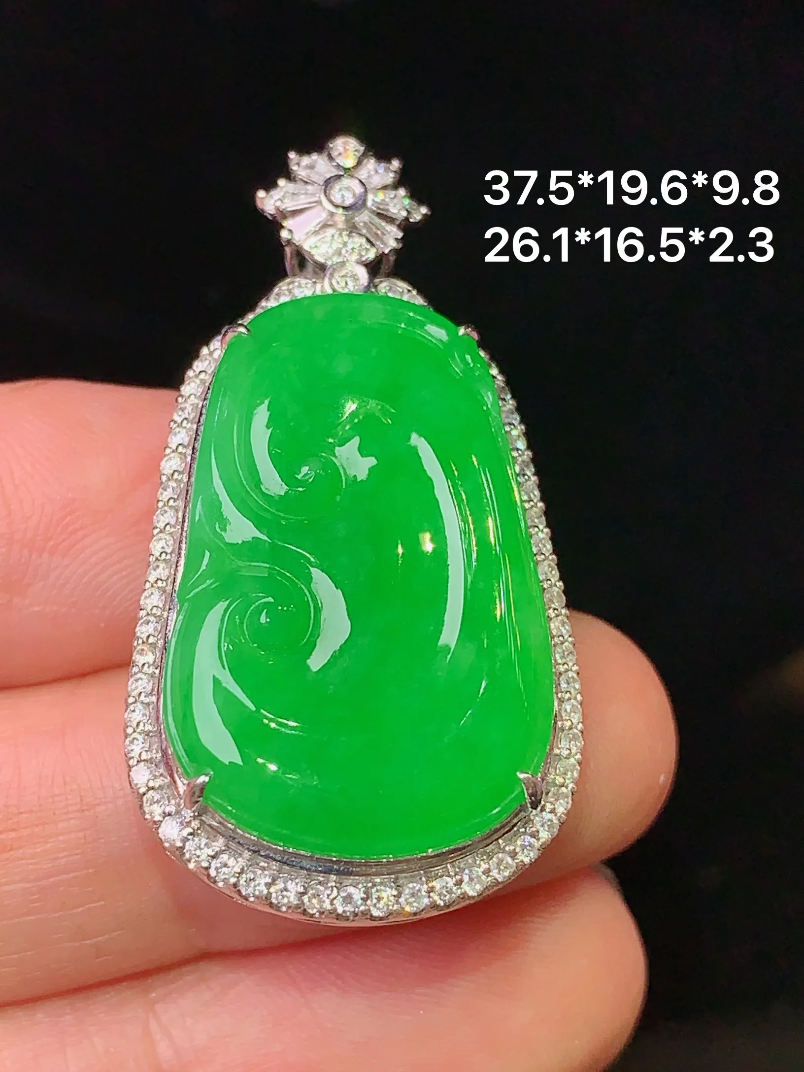 18k金钻镶嵌翠绿如意吊坠 玉质细腻 色泽艳丽 整体尺寸37.5*19.6*9.8