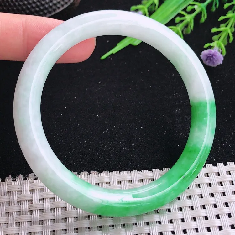 自然光56.5/9.2/8.9老坑精美温润飘阳绿圆条手镯翡翠玉镯美人镯