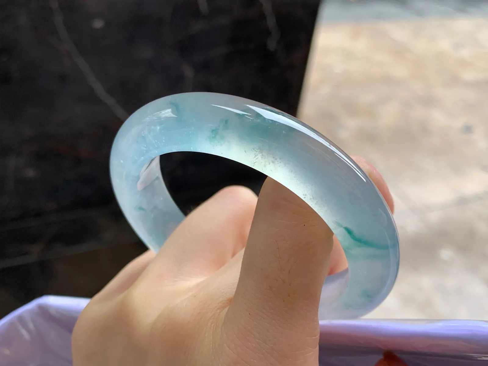 高冰种飘花手镯
尺寸：55.6-13-10.2mm
整圈冰透起荧光建议看现货 360度无死角～